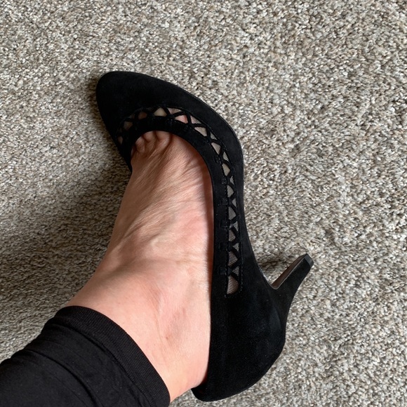 Elie Tahari Shoes.  Black. Size 9.   Velvet with a mesh detail - Picture 10 of 11